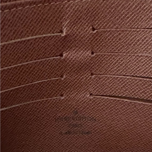 Authentic Louis Vuitton wallet. Only used a handful of times - Picture 4 of 6